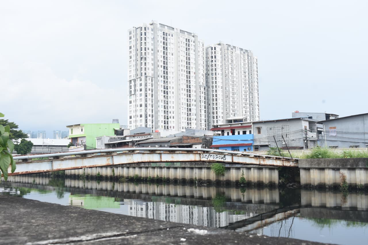 Mewah di Atas, Bertahan di Bawah